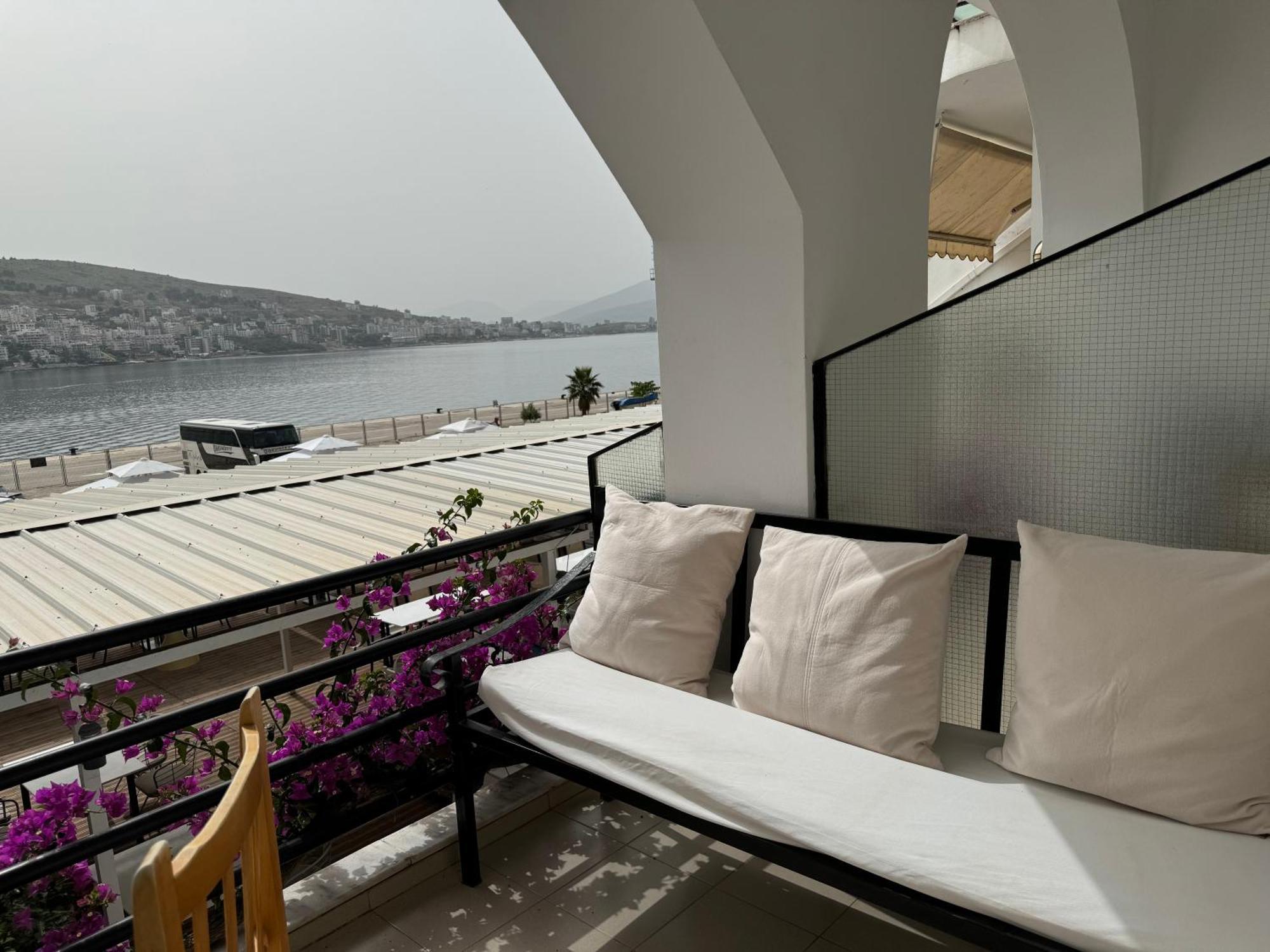 Vila Onhezmi Sarande Bagian luar foto