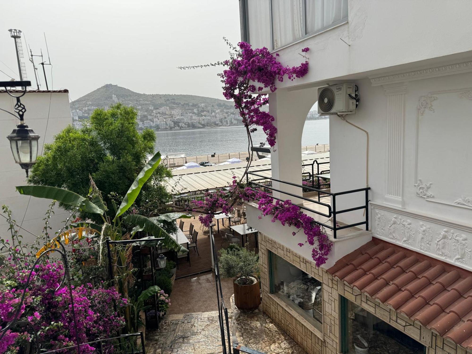 Vila Onhezmi Sarande Bagian luar foto